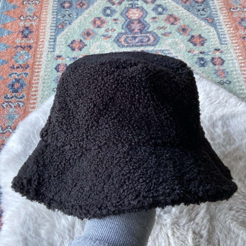 Vince Camuto black bucket hat faux shearling teddy cozy fall accessory OSFM